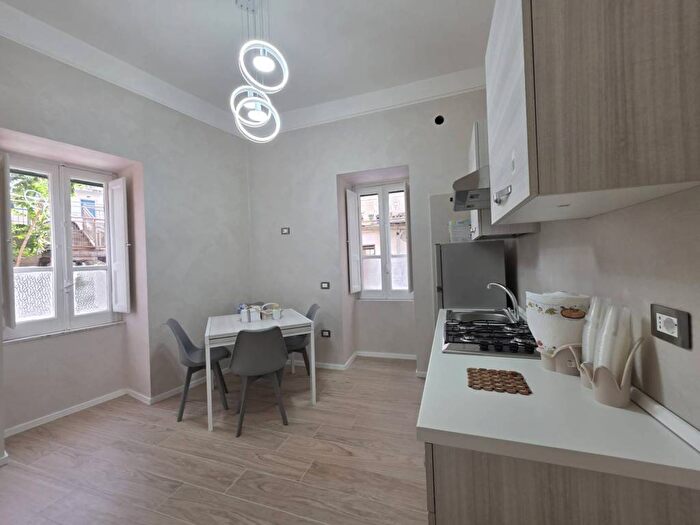 Appartamento trilocale in affitto in Via Bartolomeo Prignano, Centro, Salerno