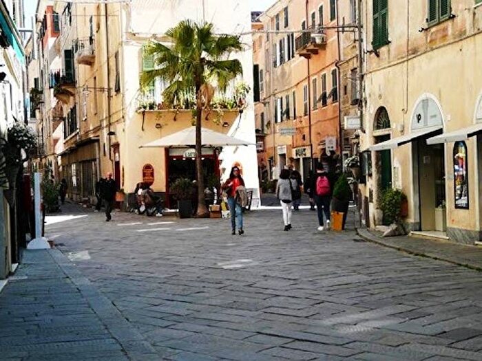 Appartamento trilocale in affitto in Via Emanuele Rossi, Centro, Finale Ligure