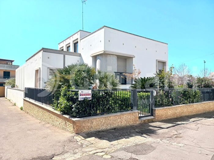 Casa con 6 locali in vendita in Via G Verne, Casarano