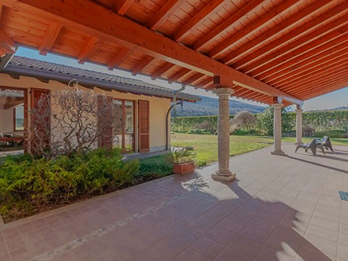 Casa con 9 locali in vendita in Via per Asso, Caslino DErba