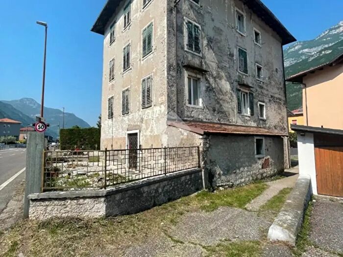Casa con 12 locali in vendita in CSo Passo Buole, Ala
