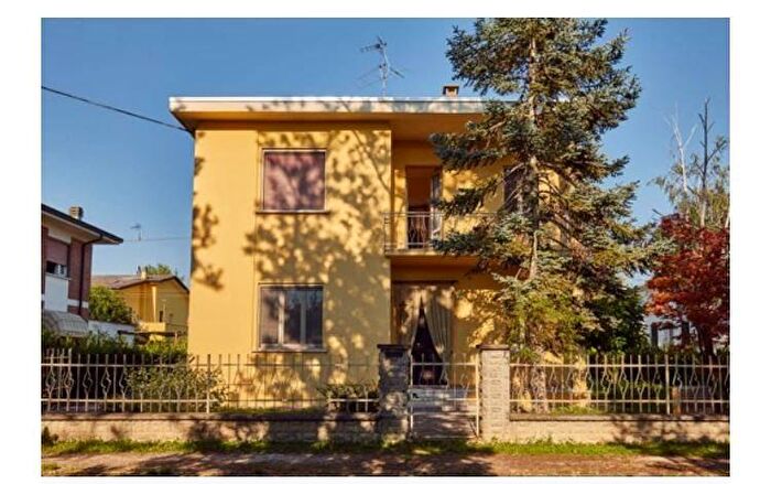 Casa con 8 locali in vendita in Suzzara