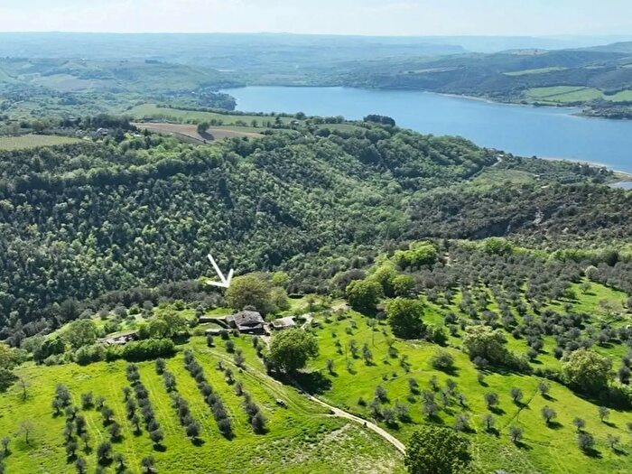 Casa con 9 locali in vendita in Vocabolo Poggio del Pianello, Baschi