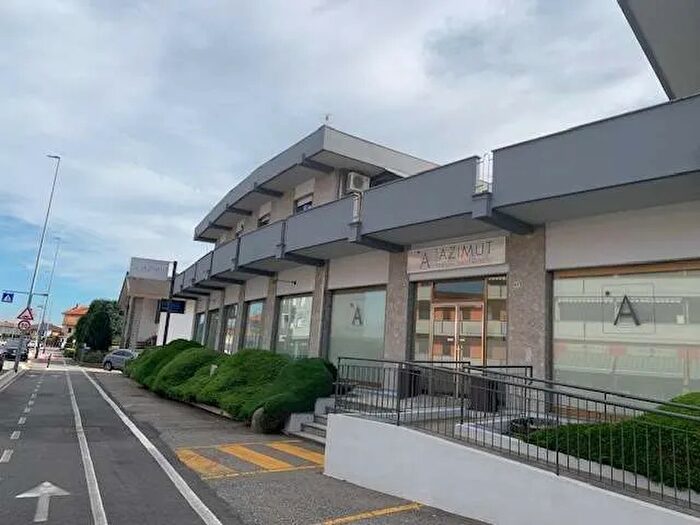 Casa con 20 locali in vendita in Borgomanero