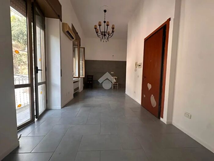 Appartamento trilocale in vendita in Via S Maria ai Monti, Napoli