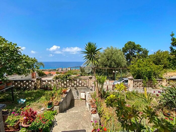 Casa trilocale in vendita in Via Paradiso, Falconara Albanese