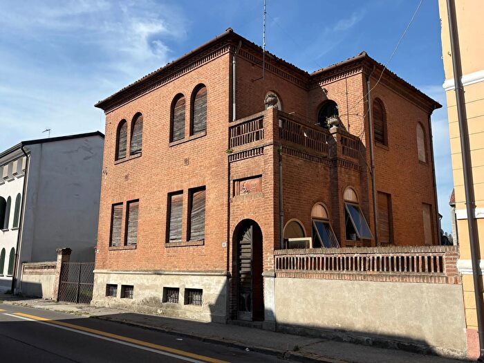 Casa con 8 locali in vendita in Badia Polesine, Badia Polesine