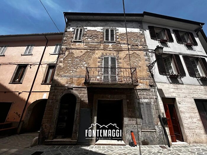 Casa con 6 locali in vendita in Cantiano