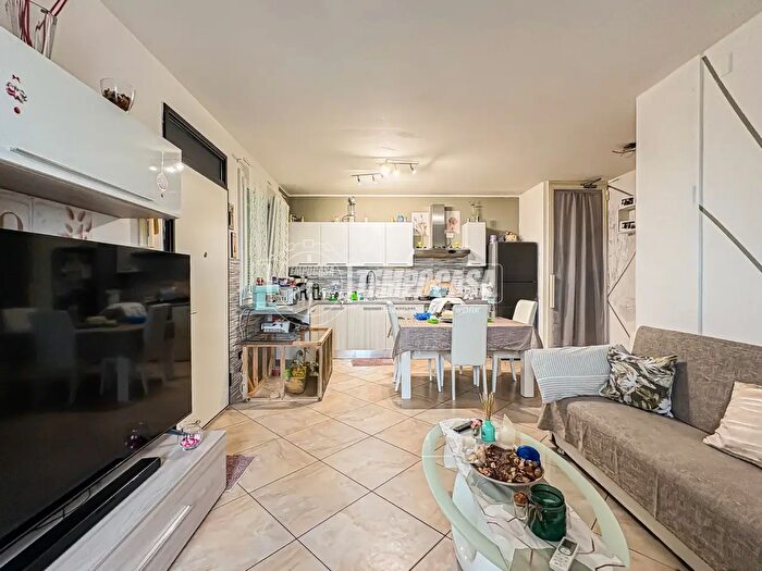 Appartamento quadrilocale in vendita in Via Provinciale Le Uso, Borghi