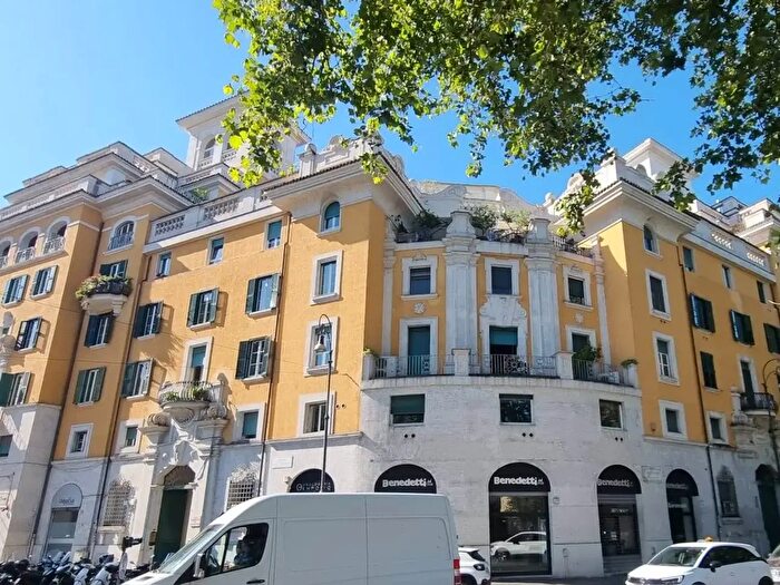 Appartamento con 8 locali in vendita in Piazza dell'Emporio, Roma