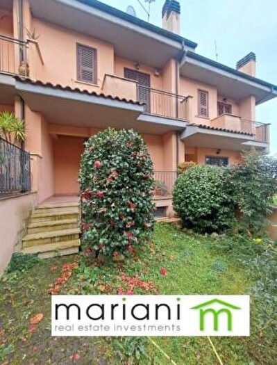 Casa con 5 locali in vendita in Piazza Salvo dAcquisto, Rocca Di Papa