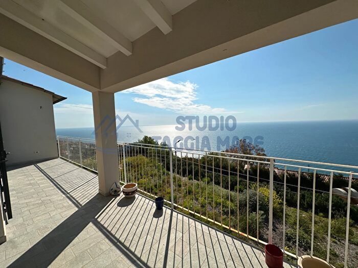 Casa quadrilocale in vendita in Via Fossati, Cipressa