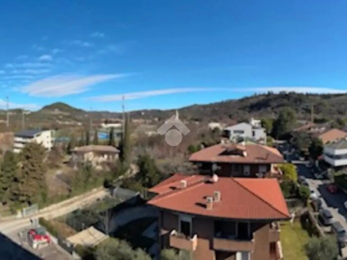 Appartamento con 5 locali in vendita in Verona