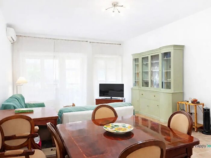 Appartamento trilocale in affitto in Via delle Gondole, Roma