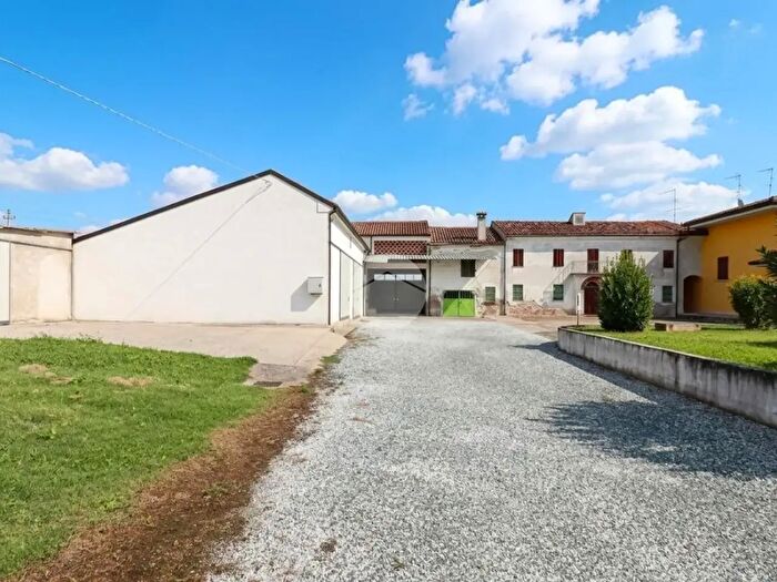 Casa con 9 locali in vendita in Via Campolungo, Castelbelforte