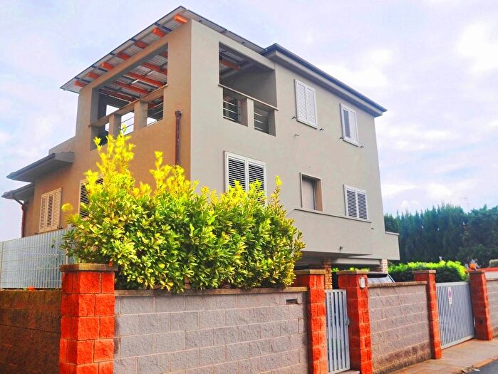 Casa con 8 locali in vendita in Cecina