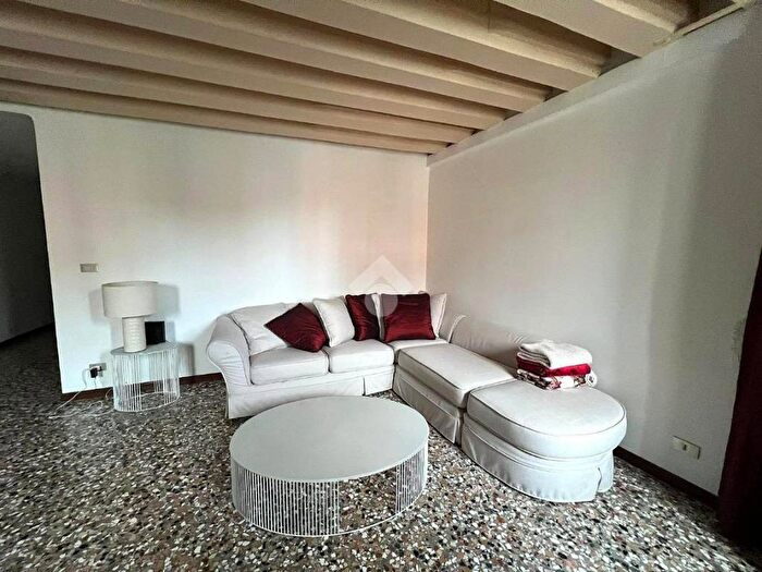 Appartamento monolocale in affitto in Campo San Cassiano, San Polo, Venezia