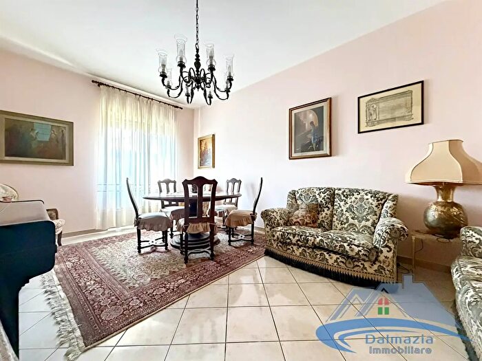 Appartamento con 6 locali in vendita in Via Giacomo Leopardi, Terni