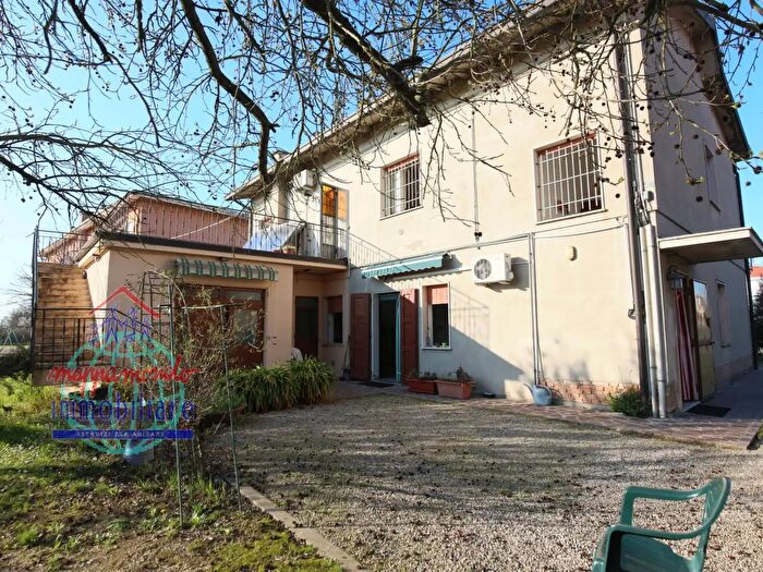 Casa con 8 locali in vendita in Via Statale, Cento