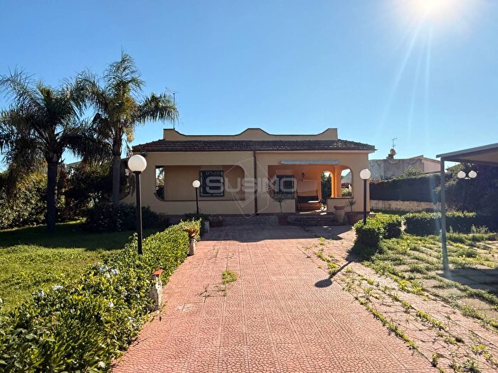 Casa quadrilocale in vendita in Via Favignana, Siracusa