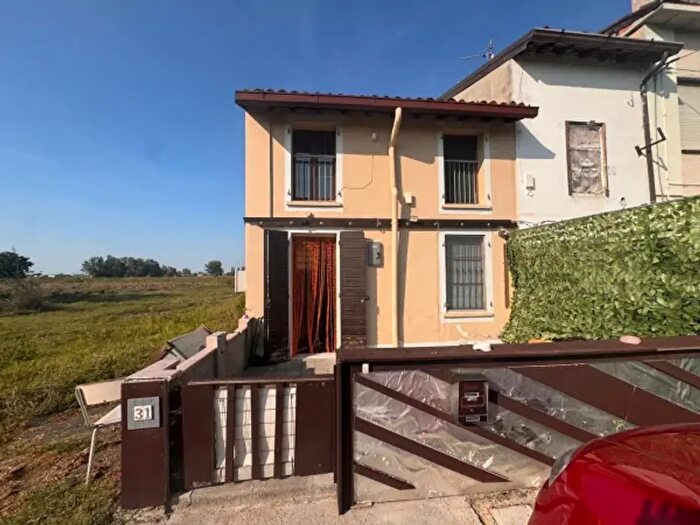Casa con 5 locali in vendita in Piazza della Repubblica, Concordia Sulla Secchia