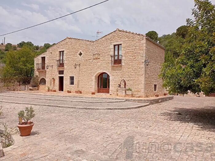 Casa con 12 locali in vendita in Modica
