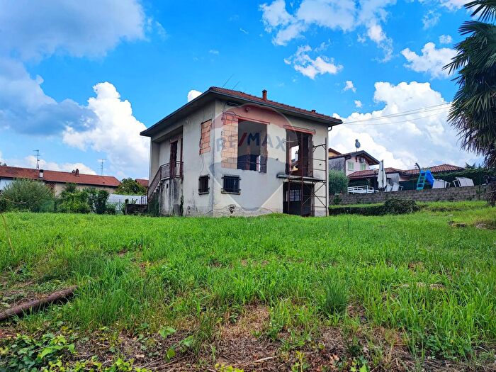 Casa con 5 locali in vendita in Via Martiri della Libertà, Travedona Monate