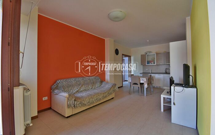 Appartamento trilocale in vendita in Via Romolo Cerini, Tolentino