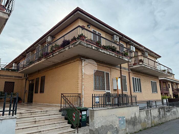 Appartamento trilocale in vendita in Via Nurachi, Roma