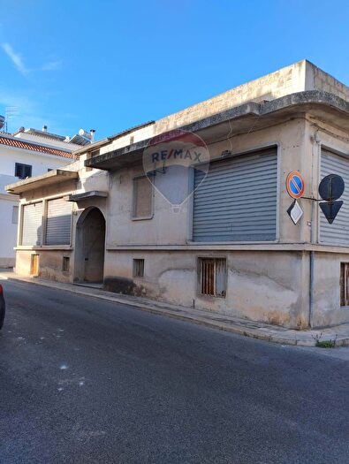 Casa con 8 locali in vendita in Via Galileo Snc, Rosolini