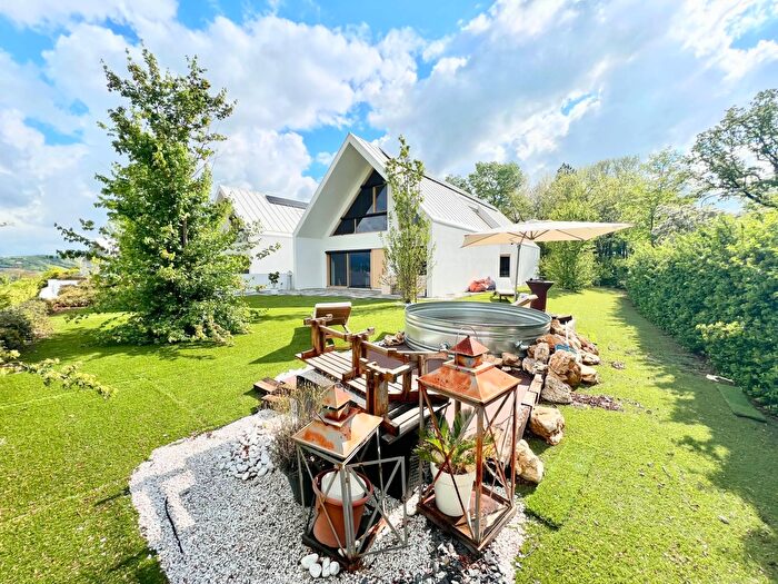 Casa con 15 locali in vendita in Via La Spina a, Fabriano