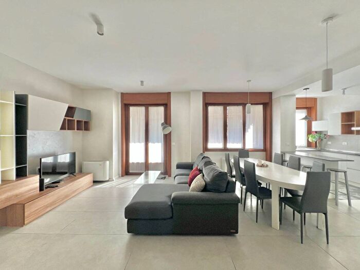 Appartamento quadrilocale in affitto in Via Giuseppe Frua, Frua, Milano