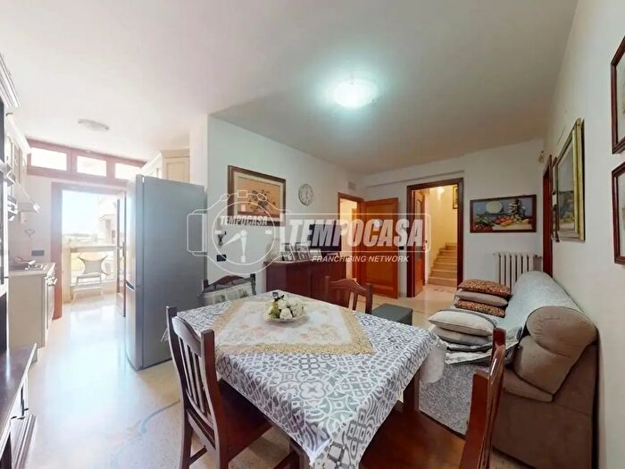 Appartamento con 5 locali in vendita in Via Lecce Merine, Lizzanello