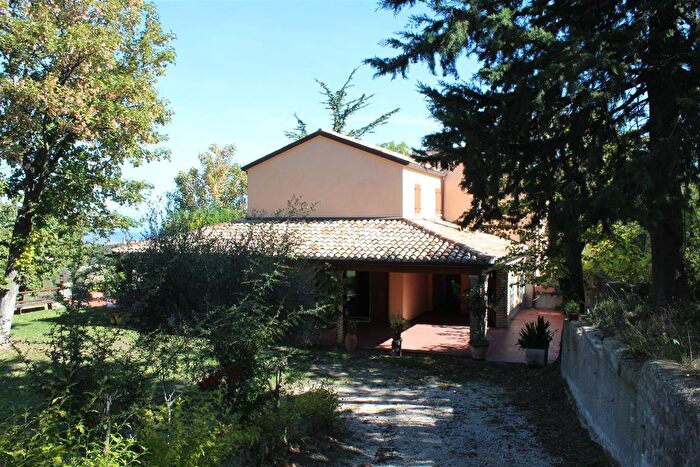 Casa con 8 locali in vendita in Pesaro