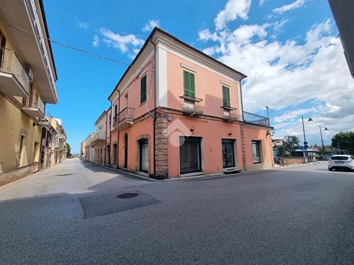 Casa con 5 locali in vendita in Via Roma, Notaresco