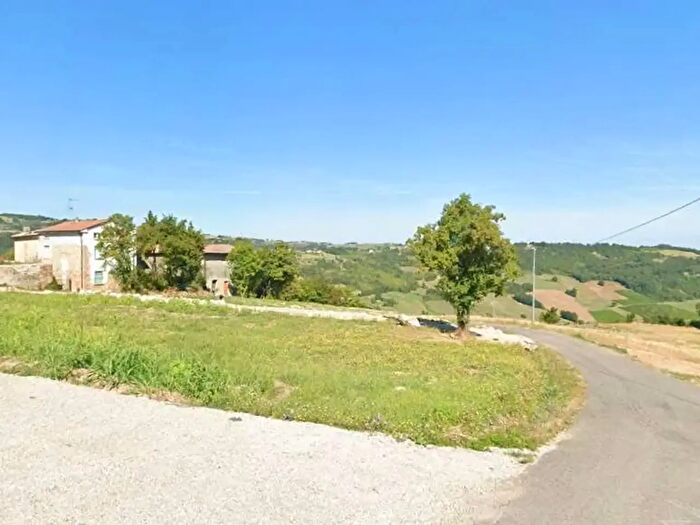 Casa con 10 locali in vendita in Lugagnano Val DArda