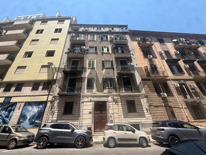Appartamento con 5 locali in affitto in Via Giuseppe La Farina, Politeama Ruggiero Settimo, Palermo