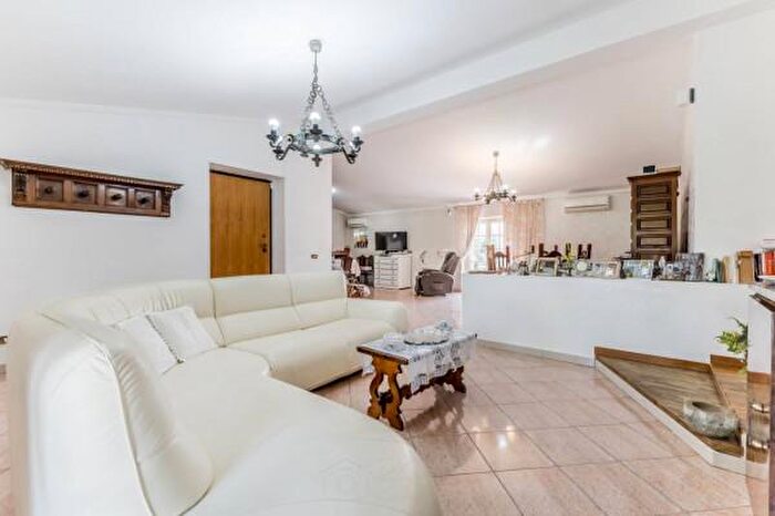 Casa con 5 locali in vendita in Strada Piccarello, Latina