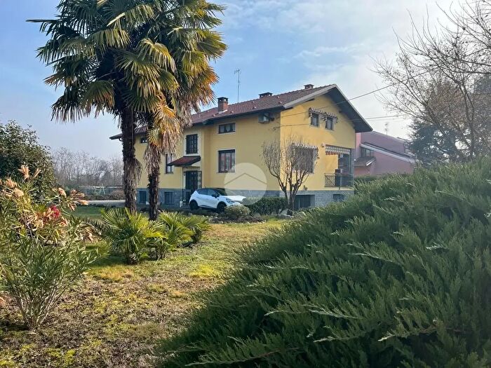Casa con 10 locali in vendita in Via Stazione, Sandigliano