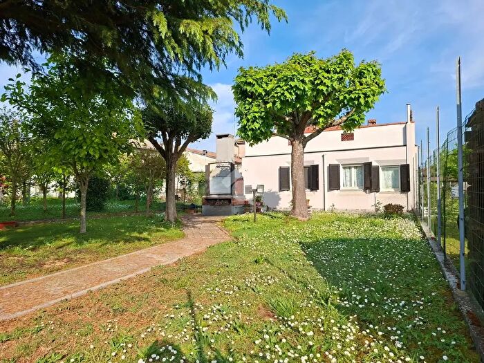 Casa quadrilocale in vendita in Via Elio Sacerdoti, Ferrara