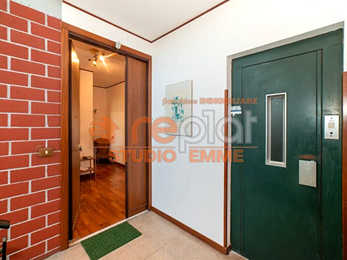 Appartamento con 6 locali in vendita in Via Ettore Arena, Roma