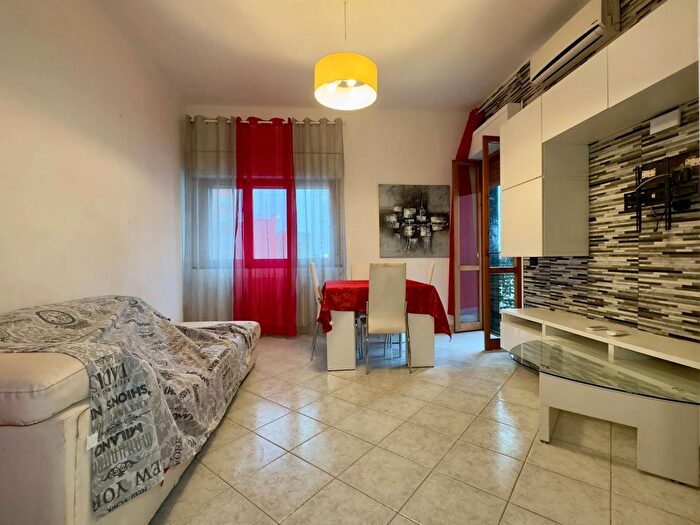 Appartamento trilocale in vendita in Via Flumendosa, Milano