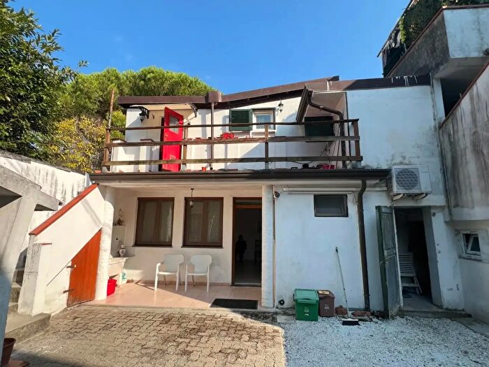 Casa con 9 locali in vendita in a Felice Cavallotti, Massa