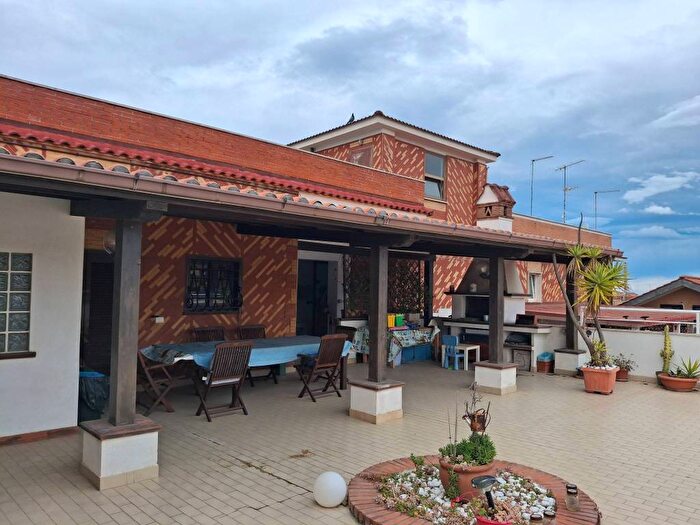 Casa trilocale in affitto in Viale Spagna, Torvaianica Centro, Pomezia