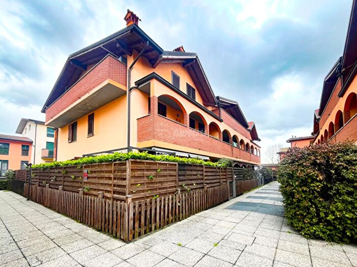 Appartamento trilocale in vendita in Via Cav Domenico Mangiagalli, Comazzo