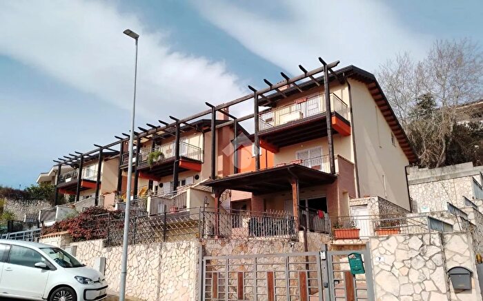 Casa con 6 locali in vendita in Via Francesco De Luca, Castrolibero