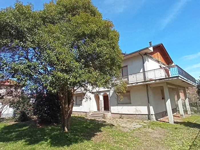 Casa con 7 locali in vendita in Vicolo Piovale, Borgomanero