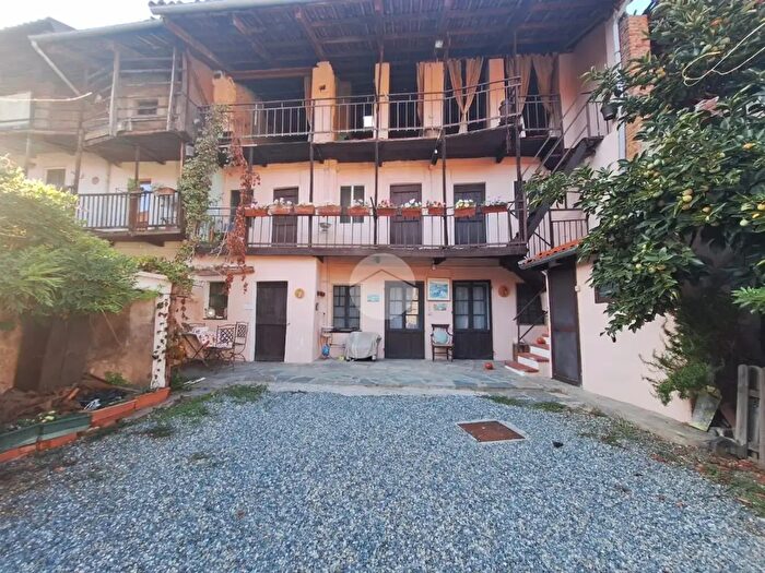 Casa con 5 locali in vendita in Via Perosio, Caravino