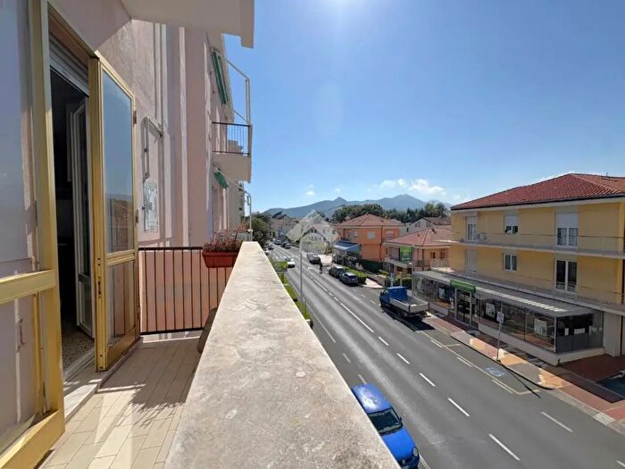 Appartamento quadrilocale in vendita in Via Aurelia, Loano