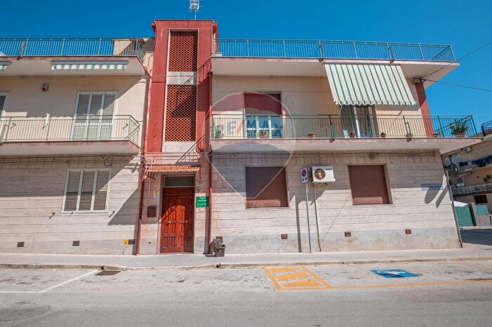 Appartamento con 7 locali in vendita in Via delle Cave, Priolo Gargallo